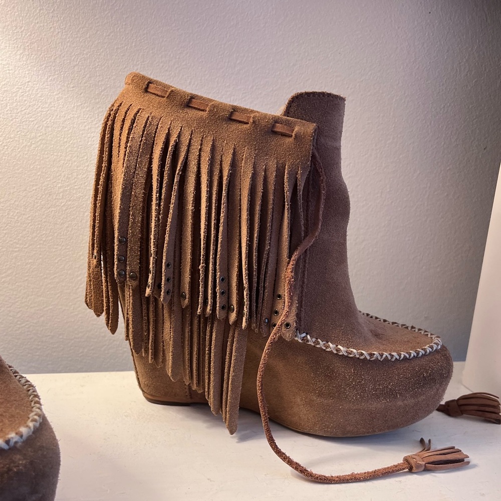 Koolaburra Veleta, Fringe Suede Arched Platform Booties, Size 8